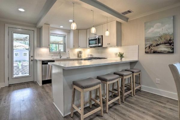 Dog-Friendly Galveston Home - Walk to Beach! image 10