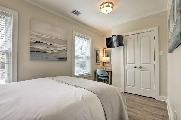 Dog-Friendly Galveston Home - Walk to Beach! image 16