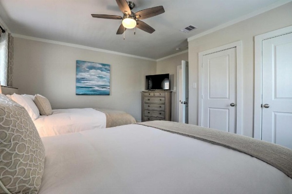 Dog-Friendly Galveston Home - Walk to Beach! image 20