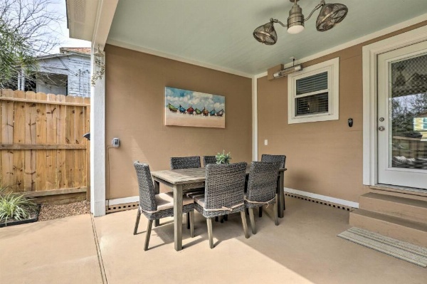 Dog-Friendly Galveston Home - Walk to Beach! image 22