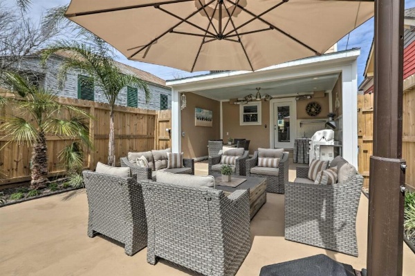 Dog-Friendly Galveston Home - Walk to Beach! image 26