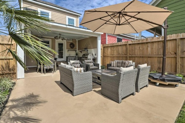 Dog-Friendly Galveston Home - Walk to Beach! image 27